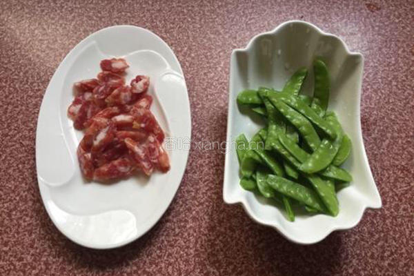 腊肠炒荷兰豆的做法图解2