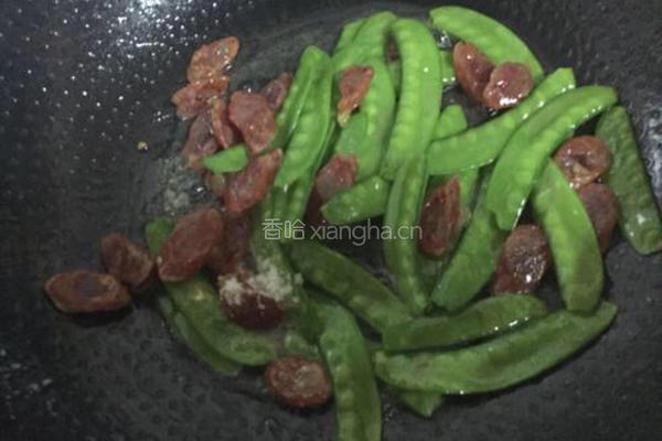 腊肠炒荷兰豆的做法图解7