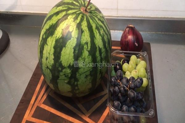 萌萌鲨鱼水果拼盘的做法图解1
