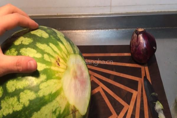 萌萌鲨鱼水果拼盘的做法图解2