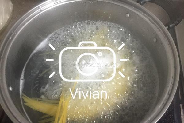 茄酱意面的做法图解2