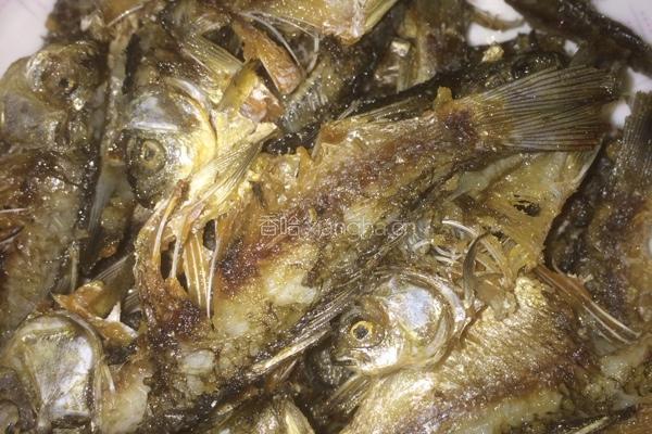 油炸香酥野鲫鱼的做法图解5