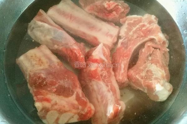 莲藕玉米排骨汤的做法图解2