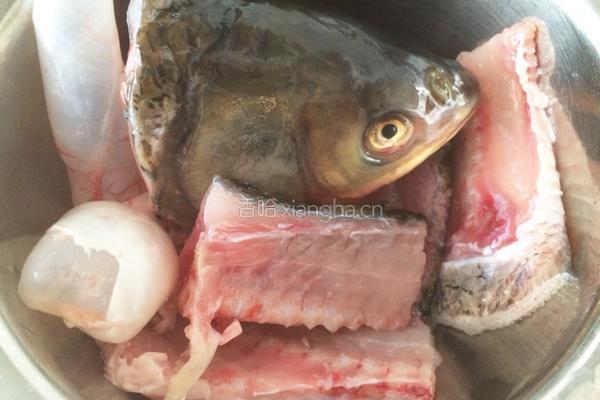 鱼头鱼骨豆腐汤的做法图解1