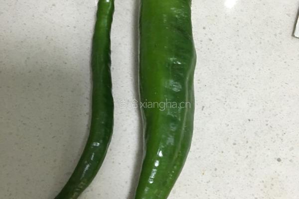 五花肉尖椒的做法图解1