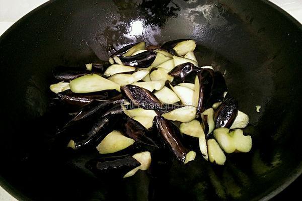 豆瓣烧茄子的做法图解4