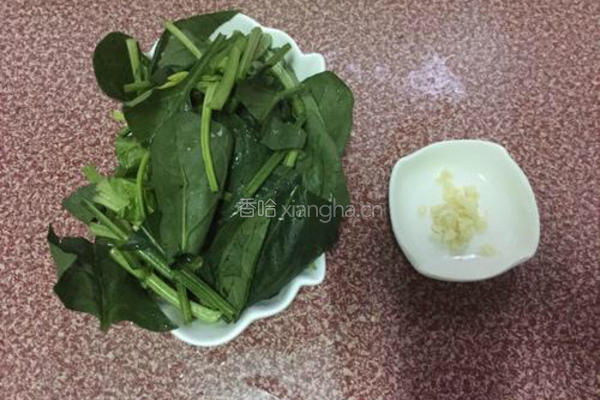 菠菜陈醋花生米的做法图解2