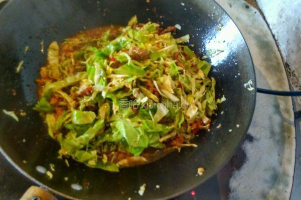 莲花白炒肉的做法图解3