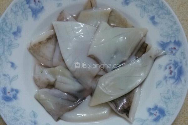 西兰花杂炒鱿鱼的做法图解3