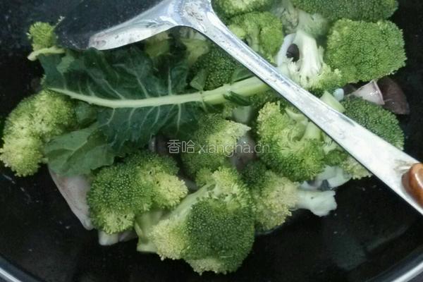 西兰花杂炒鱿鱼的做法图解4