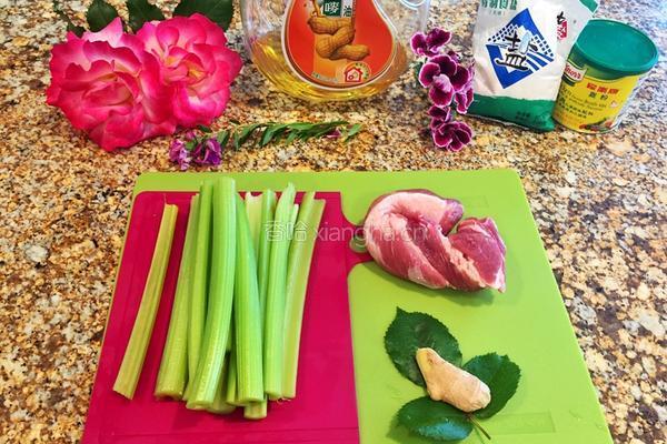 西芹炒肉丝的做法图解1