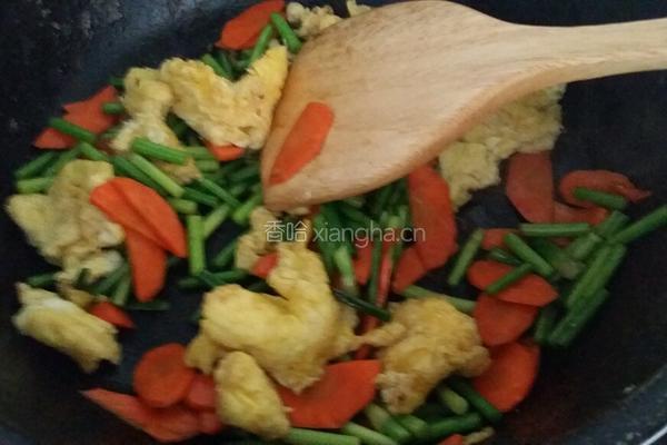 鸡蛋炒蒜苔的做法图解4