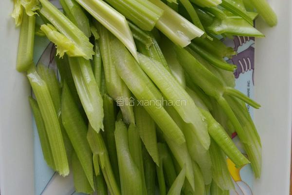 芹菜炒粉的做法图解3