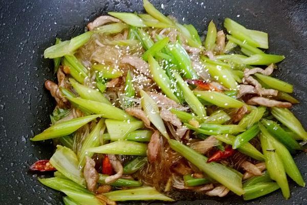 芹菜炒粉的做法图解12