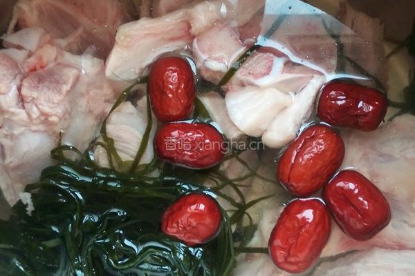 海带筒骨汤的做法图解2