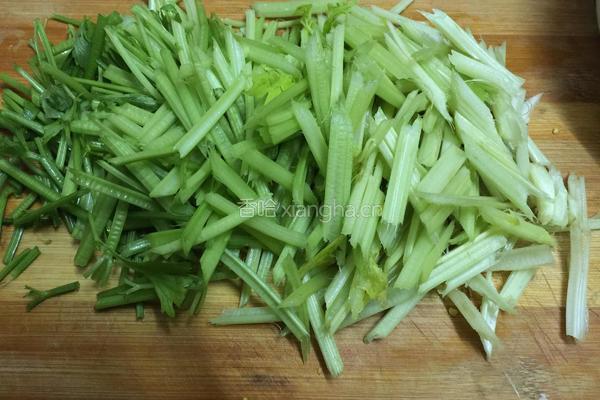 芹菜肉丝的做法图解1