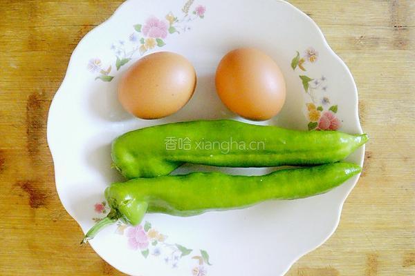 青椒炒鸡蛋的做法图解1