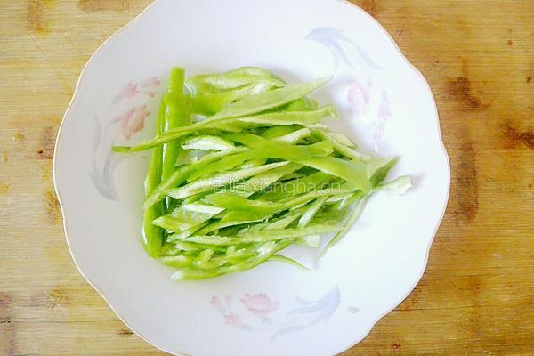 青椒炒鸡蛋的做法图解2