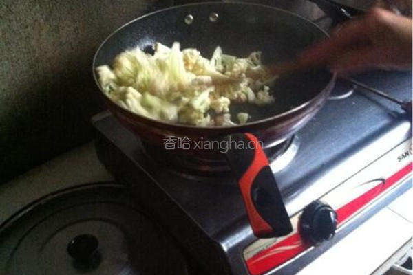 菜花炒肉丝的做法图解2