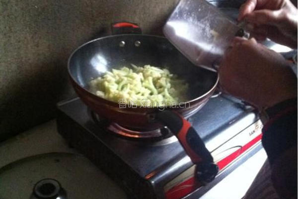 菜花炒肉丝的做法图解4