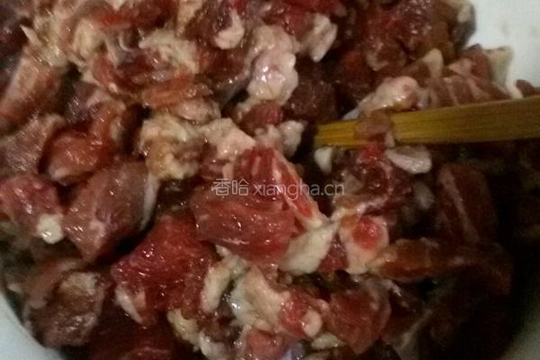 黄瓜牛肉丁的做法图解1