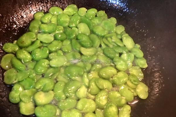 蚕豆炒韭菜的做法图解3