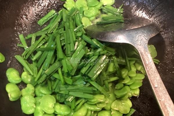 蚕豆炒韭菜的做法图解4