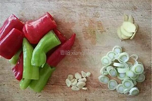 双椒炒排骨的做法图解1