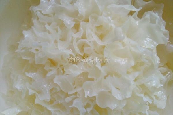 银耳雪梨羹的做法图解1