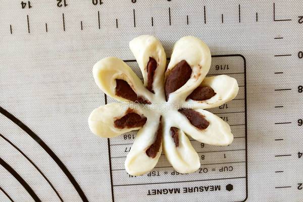 花朵豆沙面包的做法图解13
