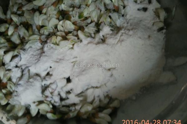 槐花煎蛋的做法图解2