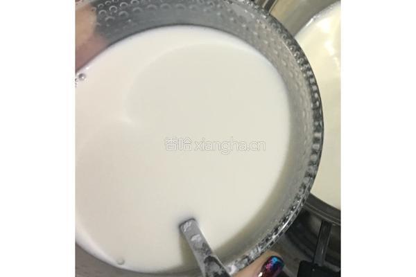 椰丝牛奶小方的做法图解2
