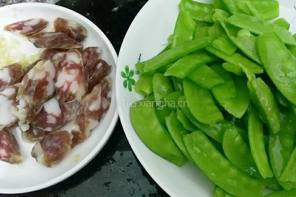 荷兰豆炒腊肠的做法图解1