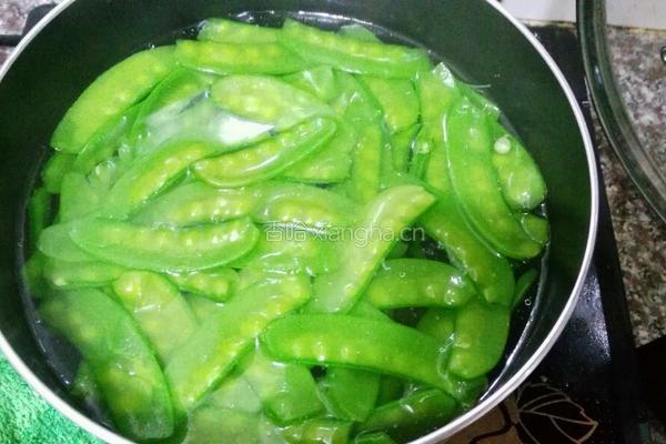 荷兰豆炒腊肠的做法图解2