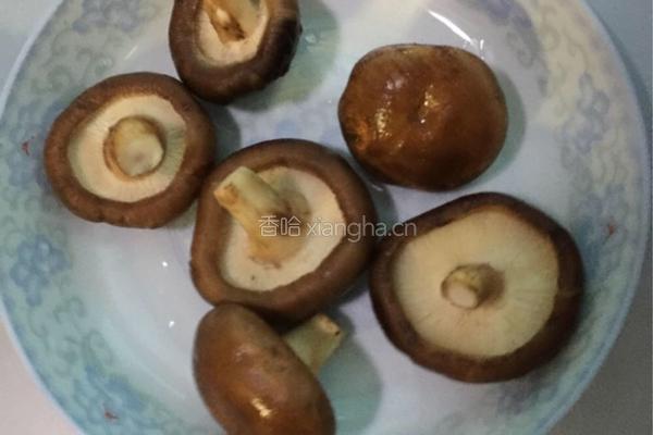 青椒炒香菇的做法图解2