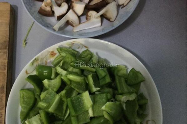 青椒炒香菇的做法图解3