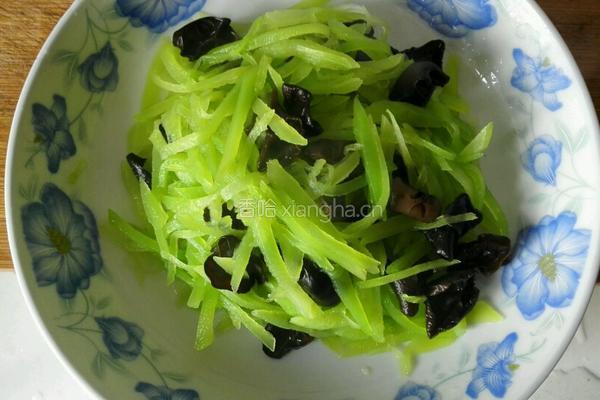 凉拌洋葱莴笋的做法图解3
