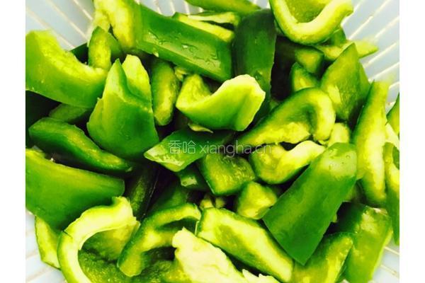 青椒炒肉的做法图解1