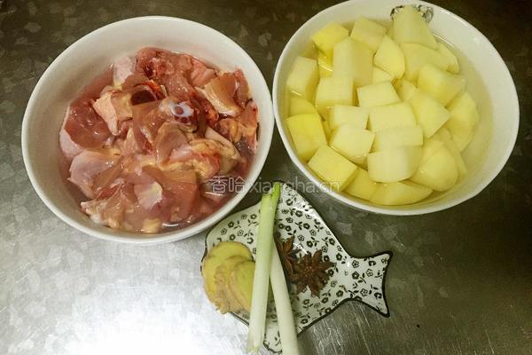 土豆炖鸡的做法图解1