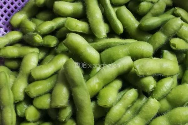 凉拌毛豆的做法图解1
