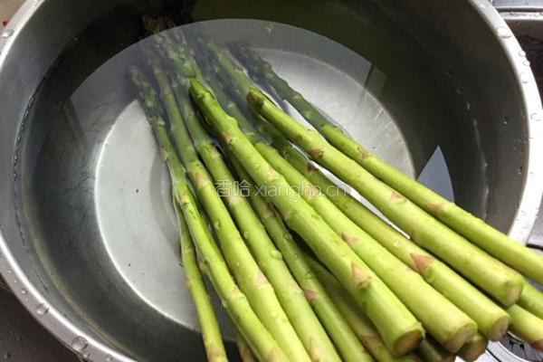 油淋芦笋配海菜窝头的做法图解1
