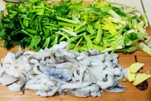 芹菜炒乌贼的做法图解2