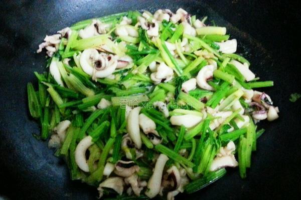 芹菜炒乌贼的做法图解6