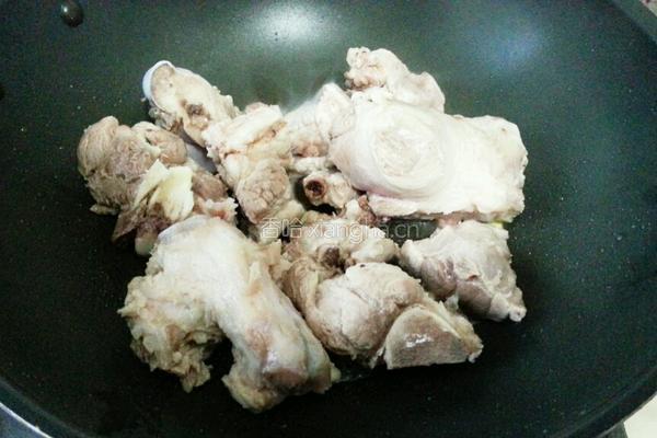 莲藕筒骨汤的做法图解3