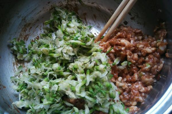 槐花猪肉蒸包的做法图解3