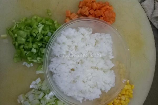 玉米鸡蛋炒饭的做法图解1
