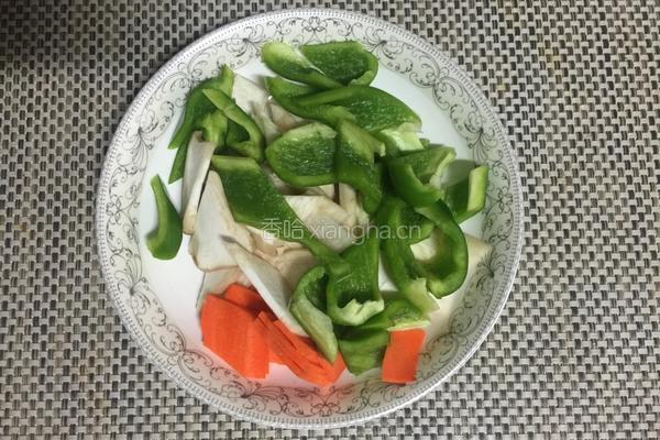 杏鲍菇青椒滑肉片的做法图解1