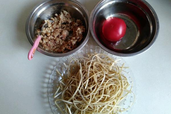 番茄肉末拌面的做法图解1