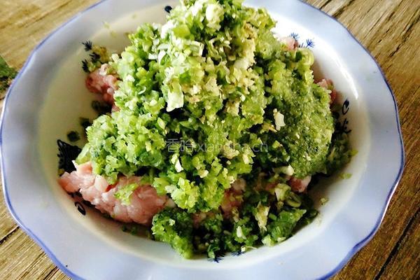 猪肉芹菜蒸饺的做法图解6