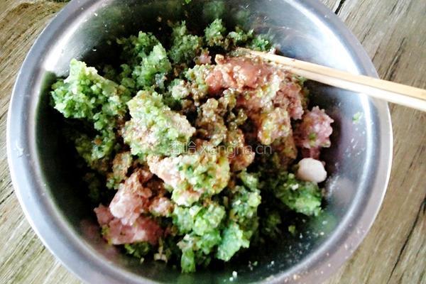 猪肉芹菜蒸饺的做法图解8